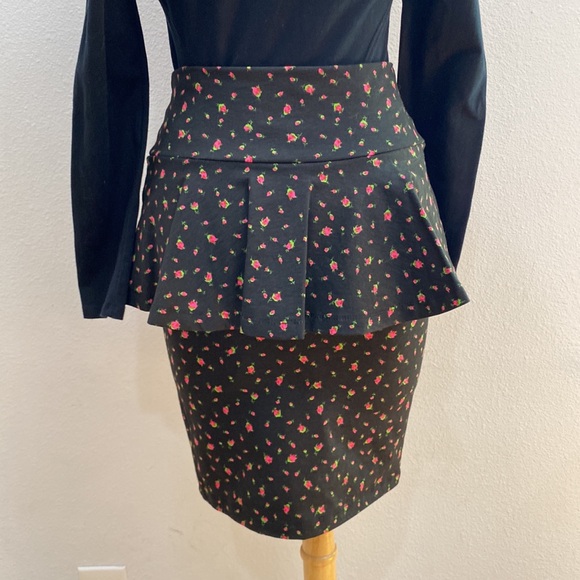 Vintage 80s Y2K 🌷🖤 Betsey Johnson Floral Rosebud Peplum Skirt, NWT, Size Small - Picture 4 of 6